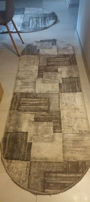 Dwa dywaniki kolor szarobialy