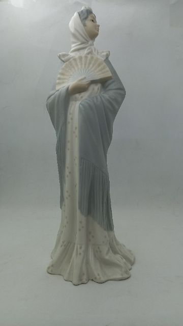 Фарфоровая статуэтка Дама в платке Nao by Lladro Испания