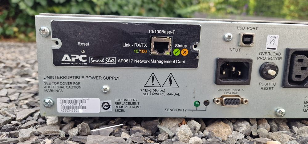 Smart UPS 1500 APC SUA1500RMI2U z kartą sieciową.
