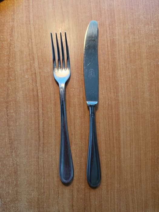 Sztućce  (nóż + widelec) 4 zestawy po 12 szt