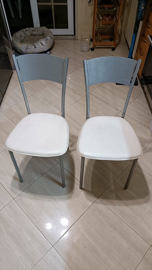 Mesa de vidro com dupla extensão e cadeiras