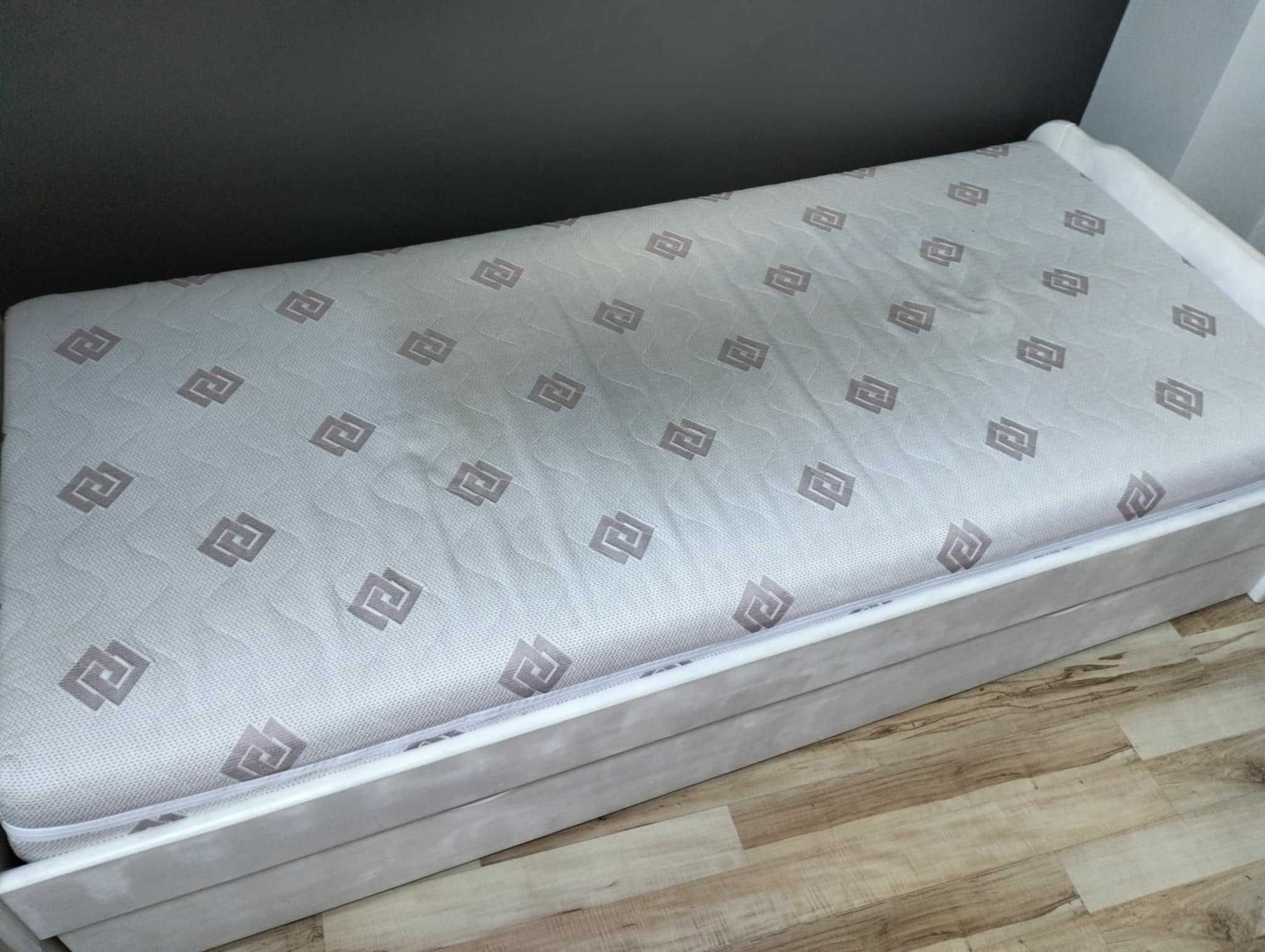 Pojedyncze łóżko z materacem