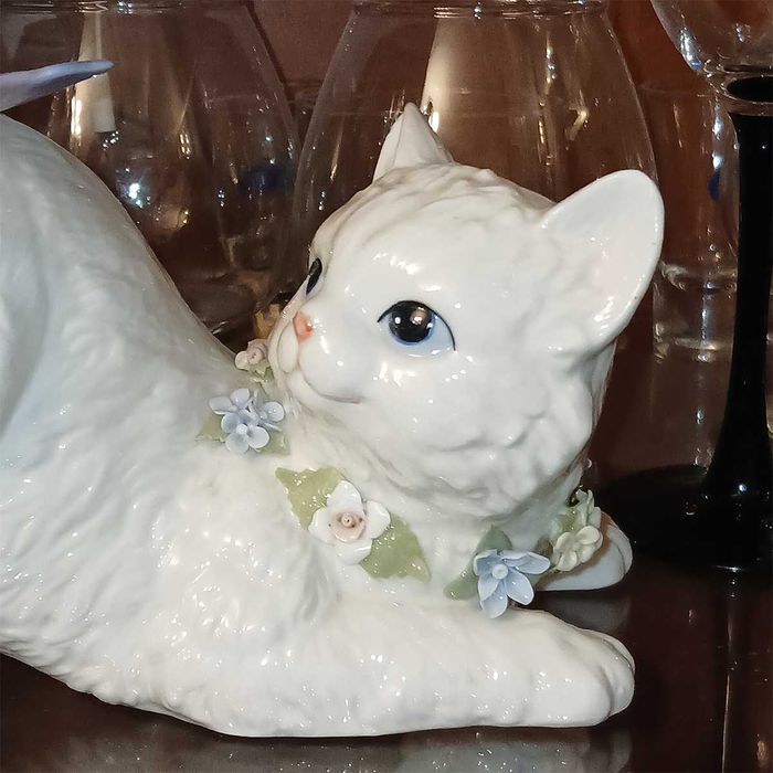 Фарфоровая фигурка "Потягивающийся кот". Высота 18 см.