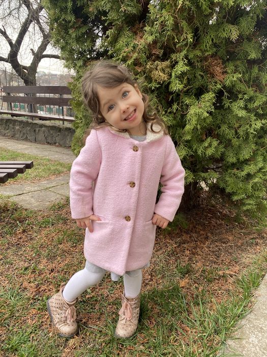 Красиве пальто на дівчинку