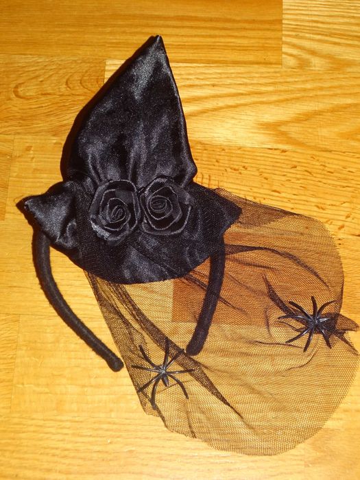 Czarna Opaska czarownicy z kapeluszem różami welonem i 2 pająkami