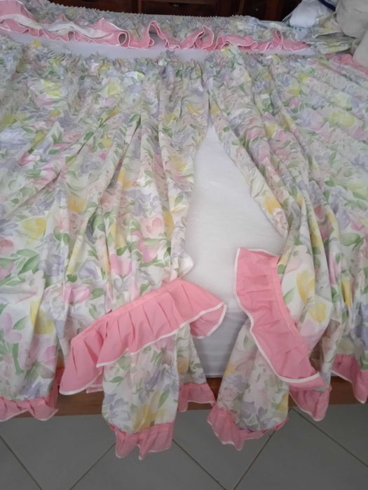 Colcha e cortinados para quarto de jovem