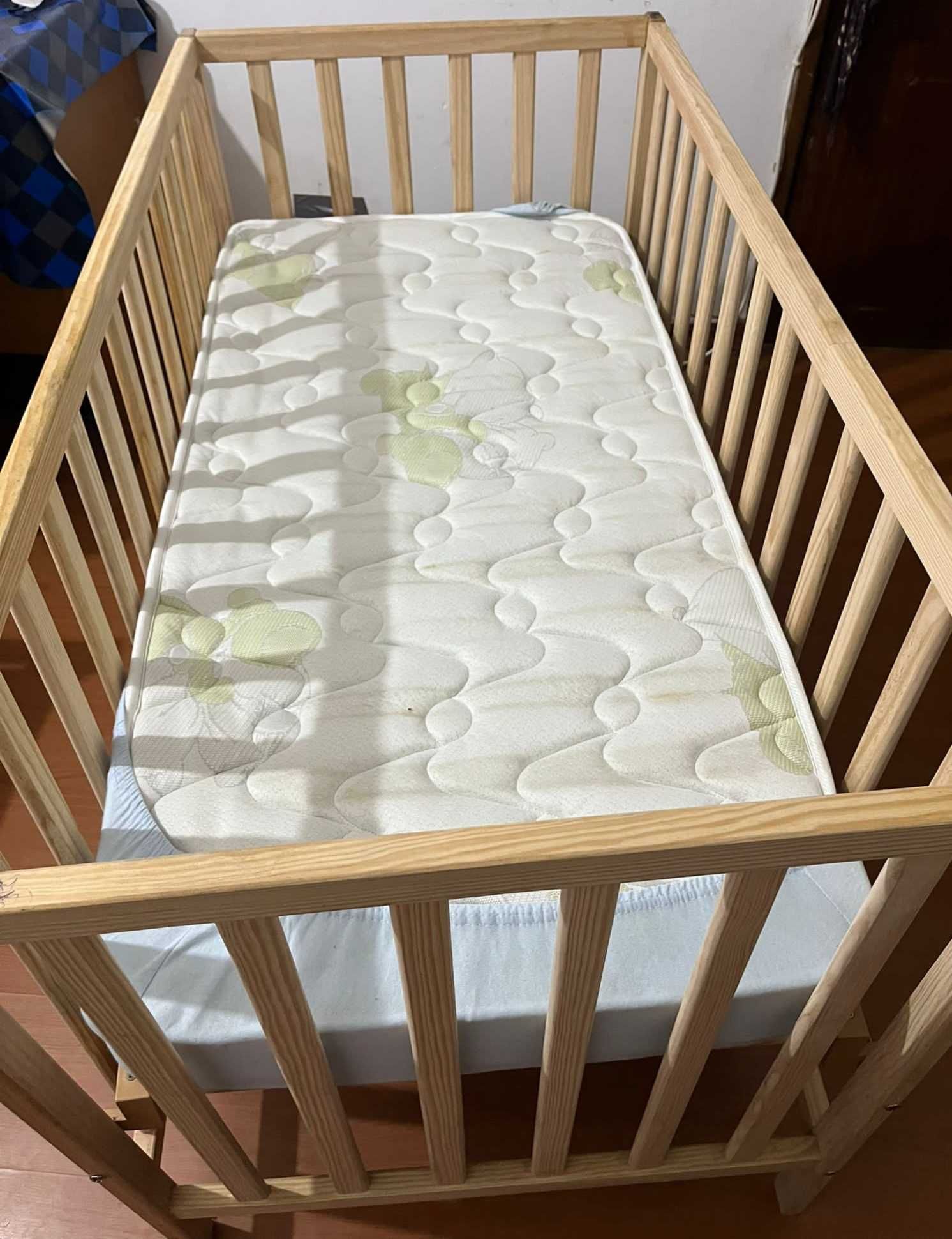 Cama de bebê com colchão