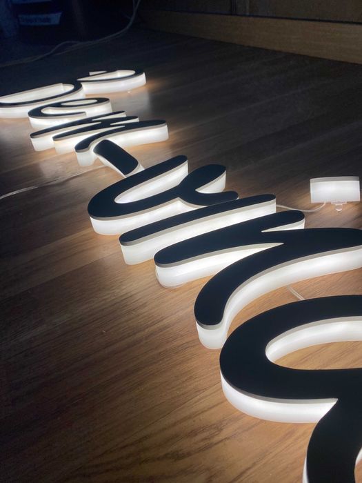 Letras monobloco, Corpóreas, Caixas de luz, Reclames luminosos