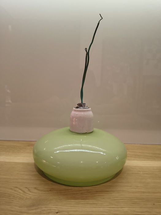 Zielona stara lampa typu beret