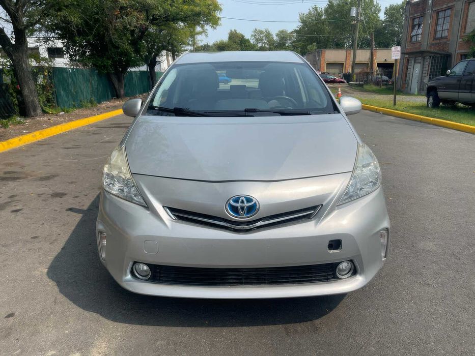 Toyota Prius v Five      2014