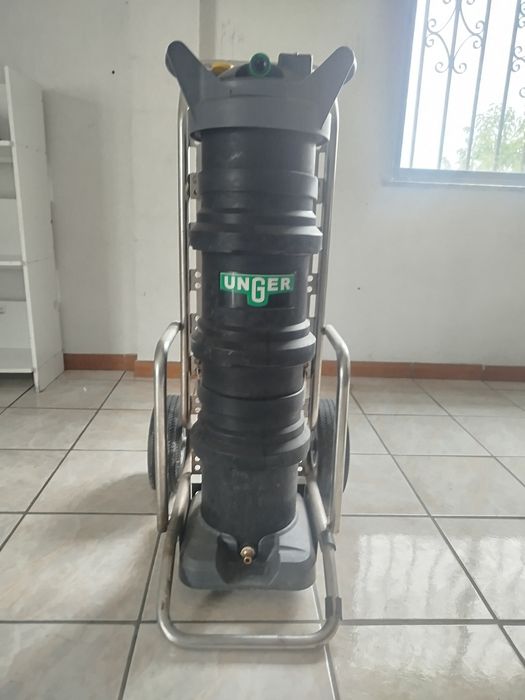 Máquina de limpeza de vidros em altura