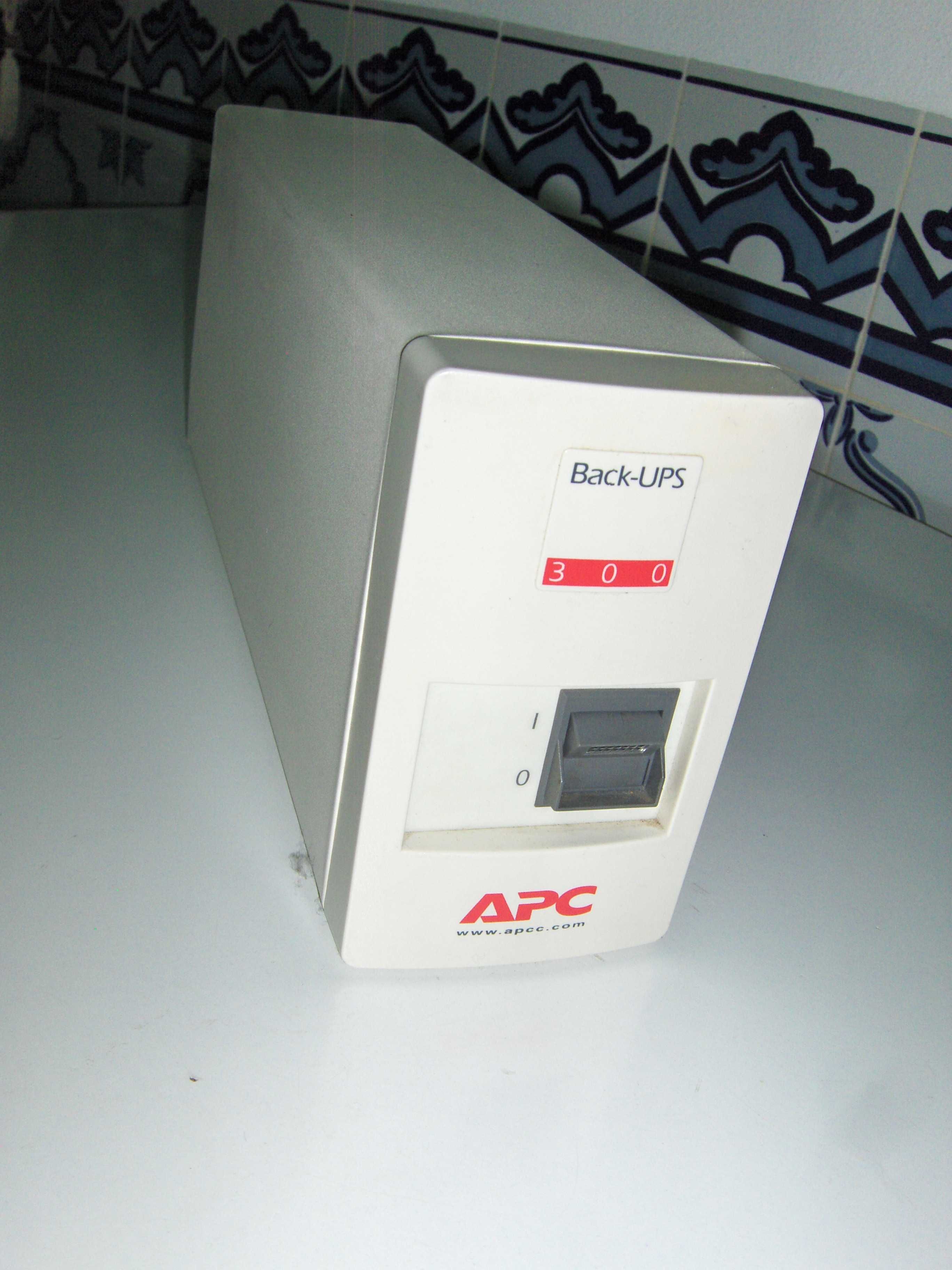 BACK - UPS, marca APC - 300 - com bateria