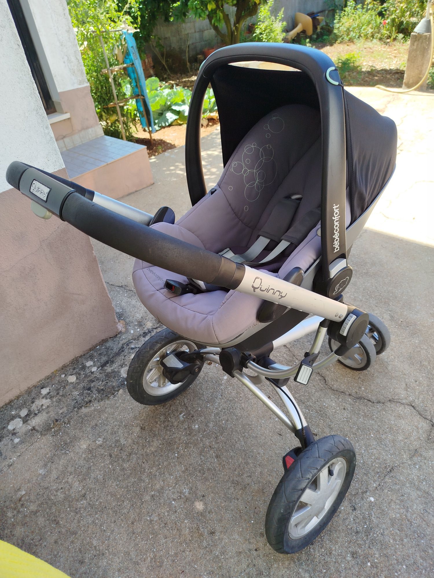 Carro de passeio mais ovo da maxi cosi