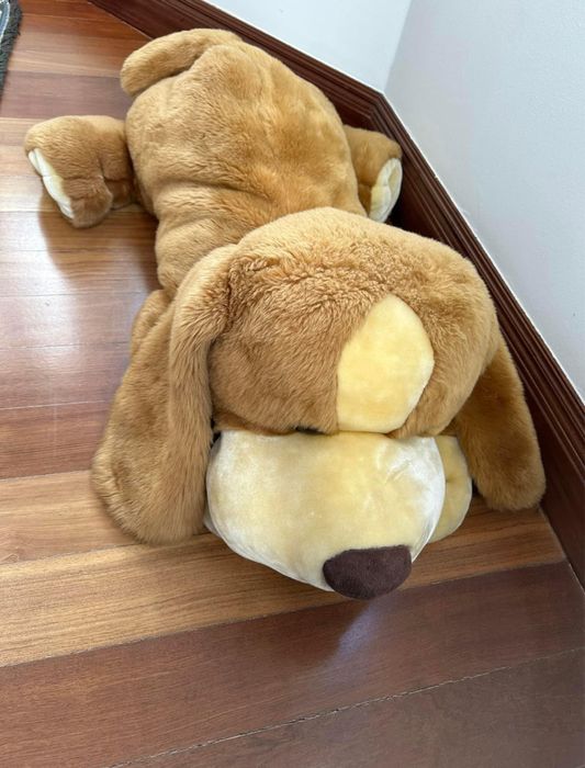 Cão de peluche gigante