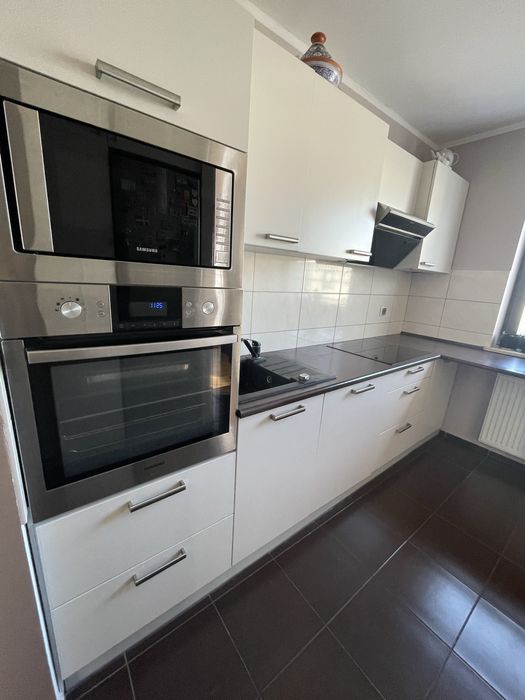 Zabudowa kuchni razem ze sprzętem AGD