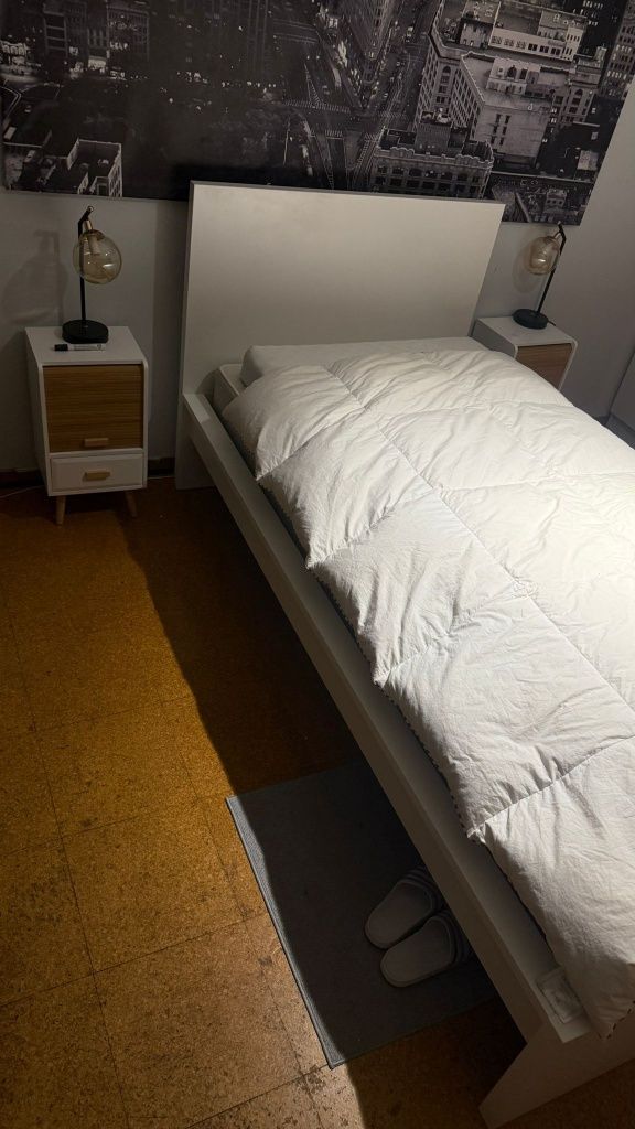 Cama com mesas de cabeceira e candeeiros