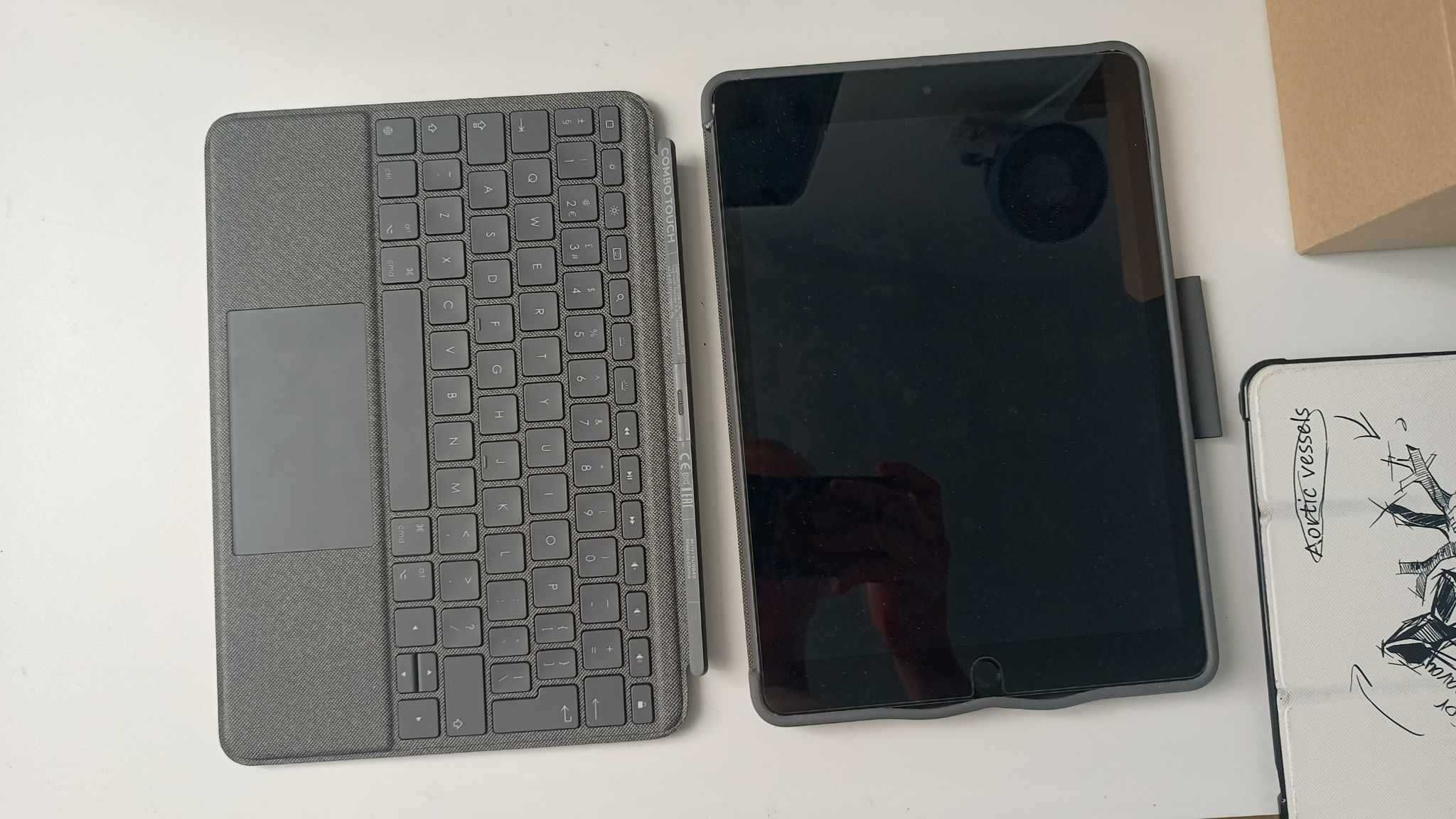 Etui z odłączaną klawiaturą touchpad do iPada (7/8/9 gen) combo touch