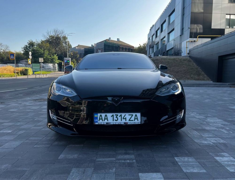 Tesla Model S 2015 року