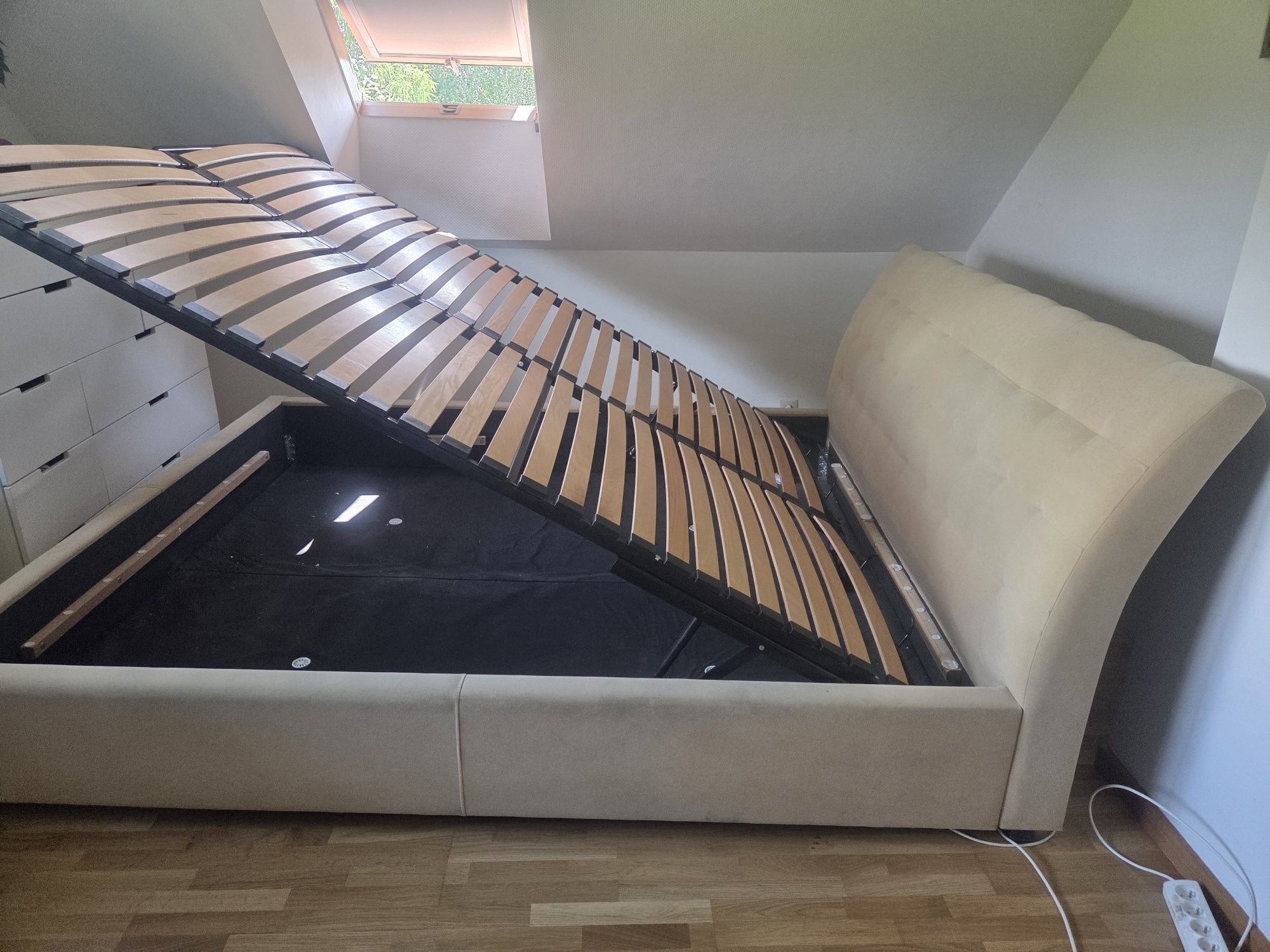 Łóżko tapicerowane Fabryka Sypialni
