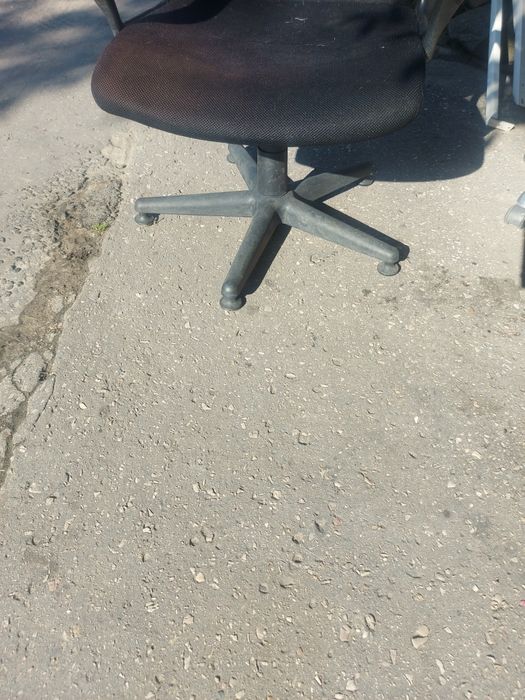 Fotel czarny z podlokietnikami