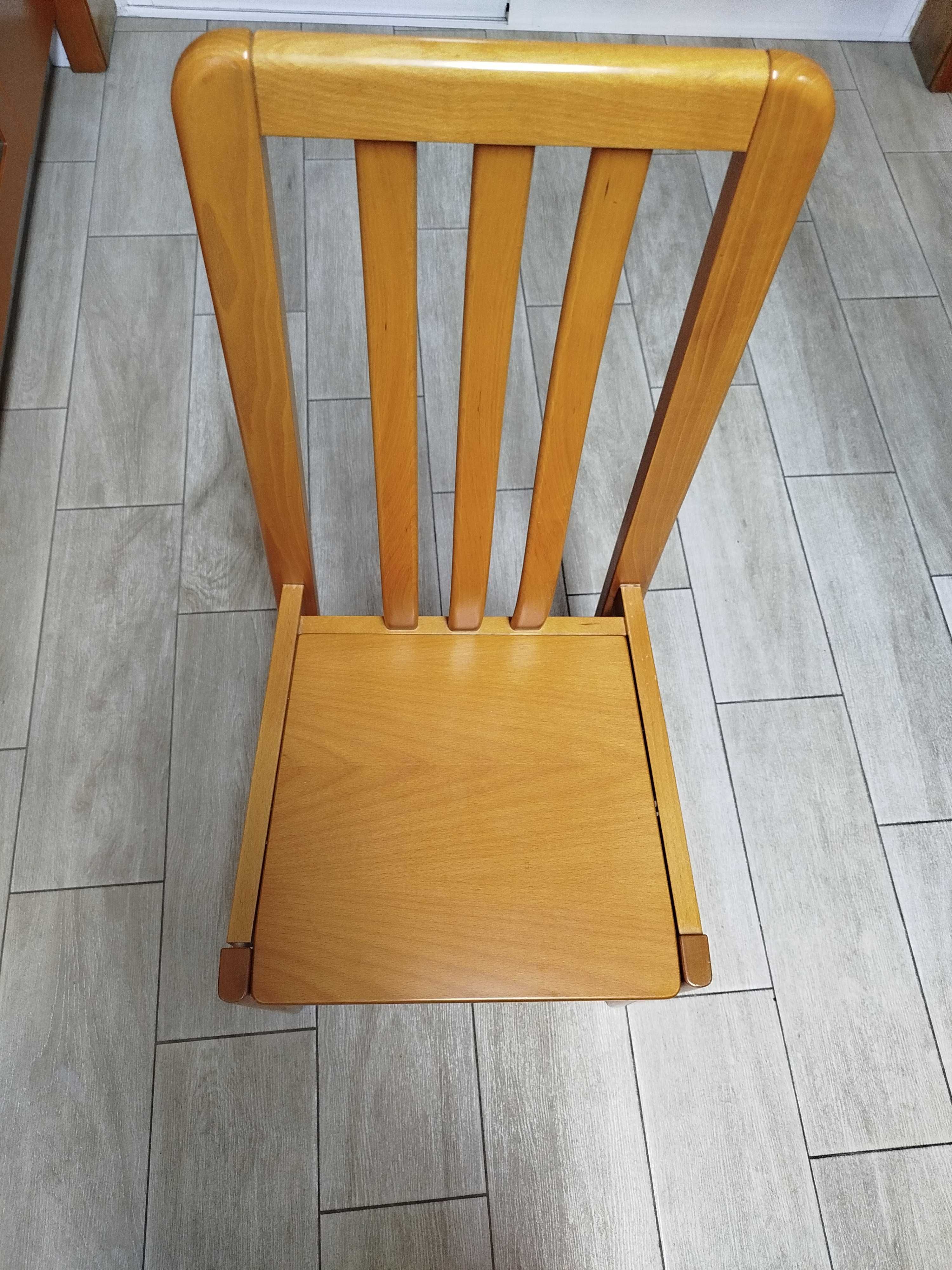 Mesa de madeira com 4 cadeiras
