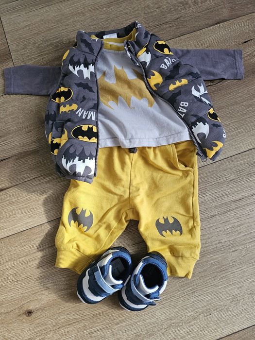 Ubranko "batman"  kamizelka, koszulka, spodenki roz . 62 oraz buciki