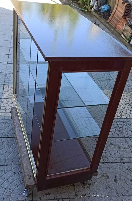 Cristaleira com 2 prateleiras de vidro.