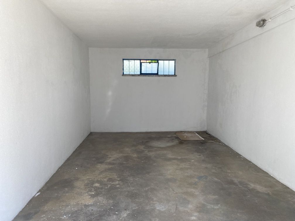 Arrenda-se garagem de rua no Pinhal Novo