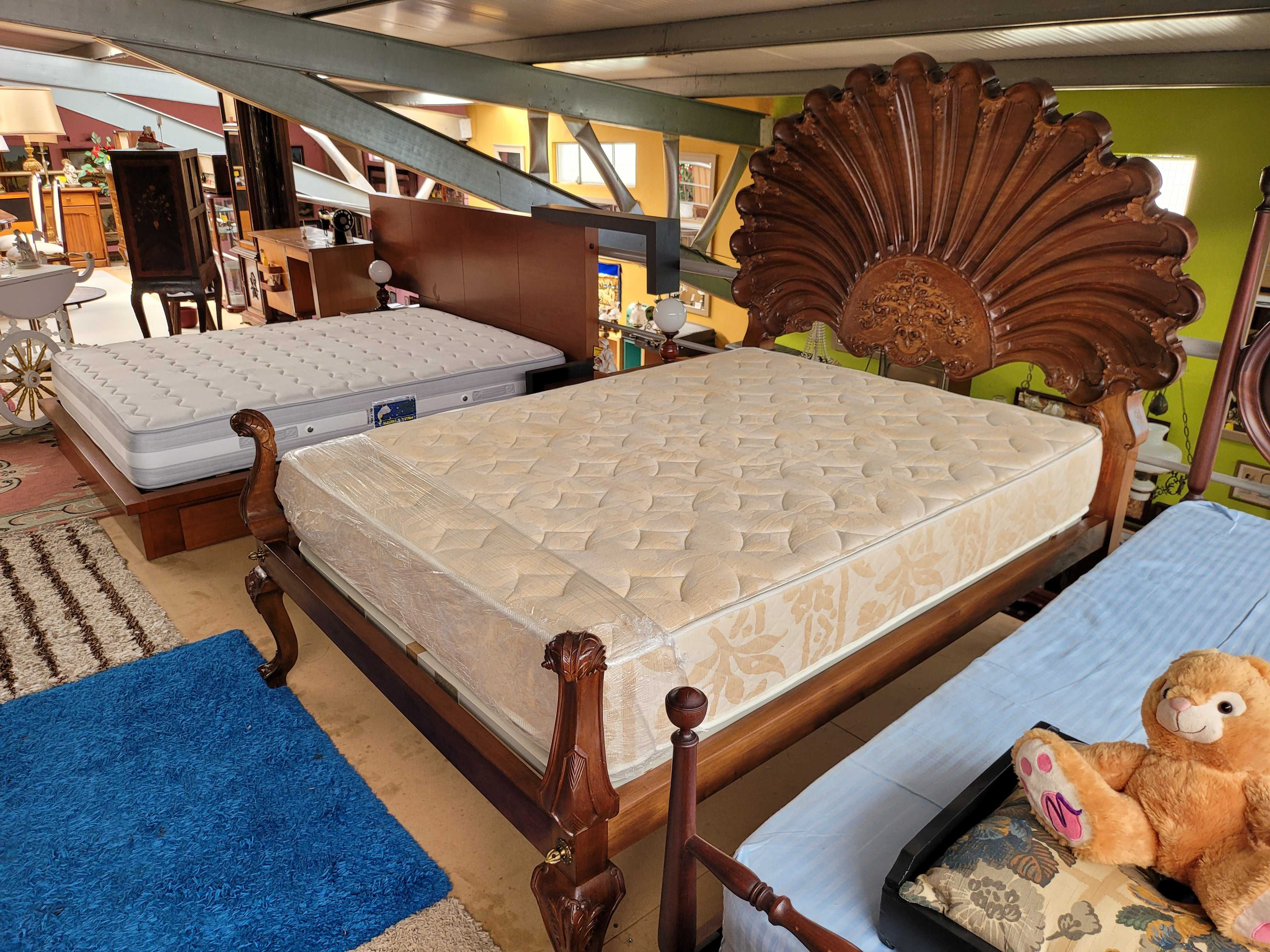 Fantástica cama antiga em madeira maciça com estrado e