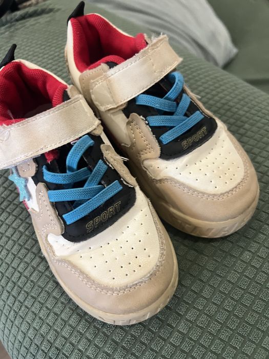 Tenis branco, verde, azul e vermelho. 29