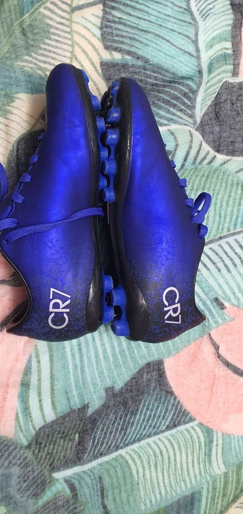 Chuteiras n33 novas cr7