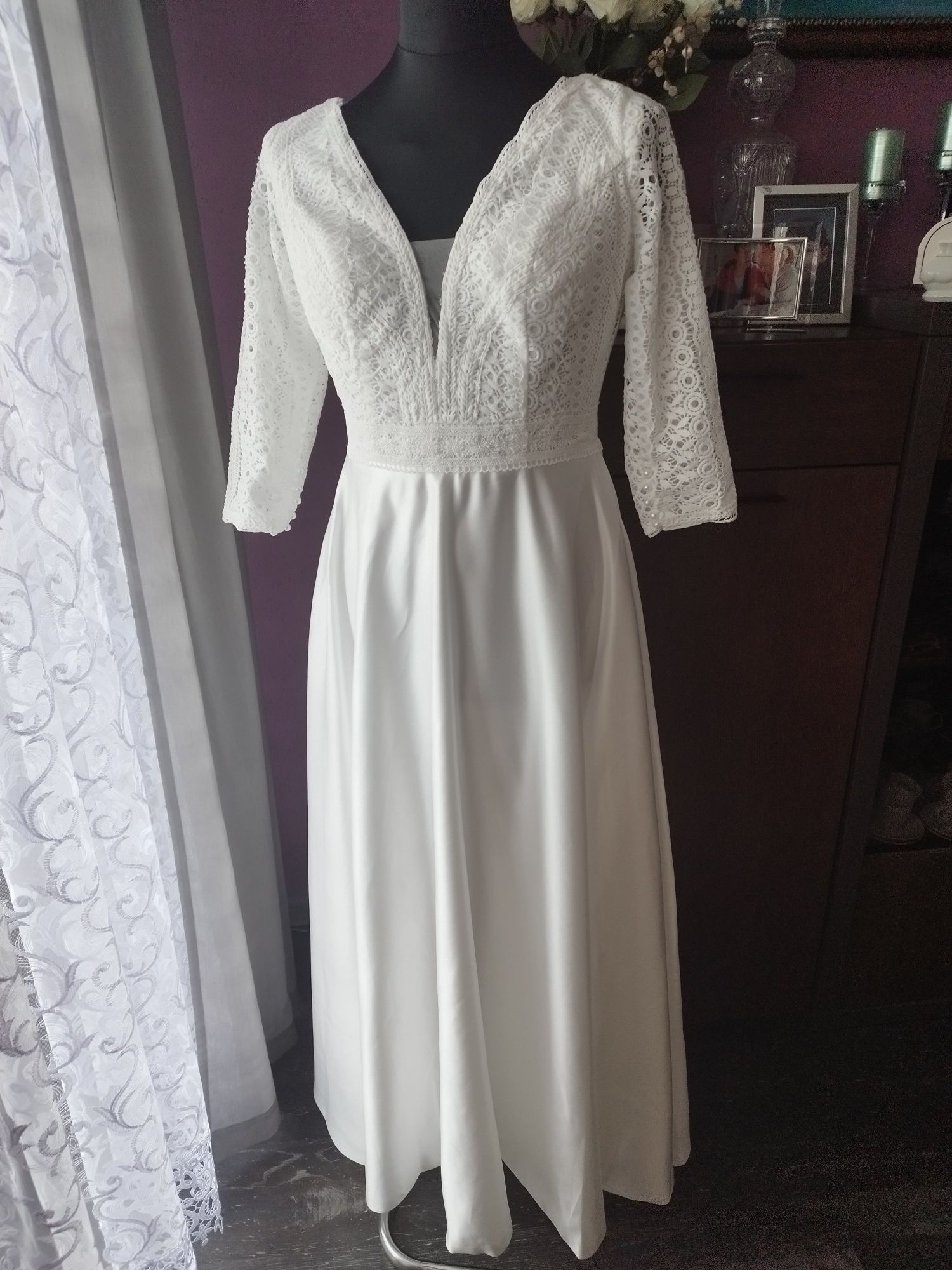 Grubsza suknia ślubna w stylu rustykalnym Boho z rękawem