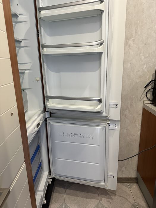 Вбудований холодильник ARISTON BCS 333 GE