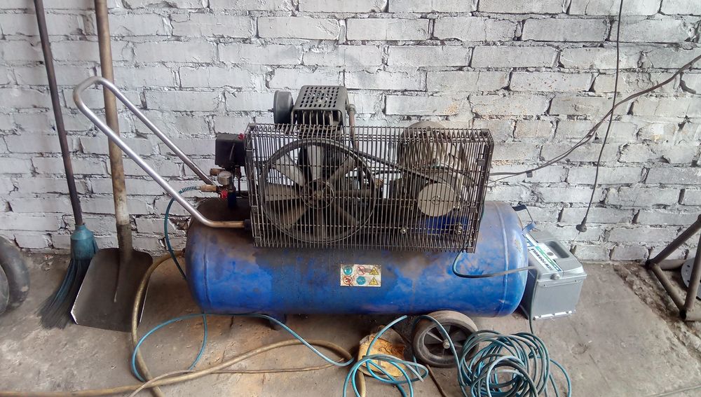 Компресор з ємністю на 100л,380 v