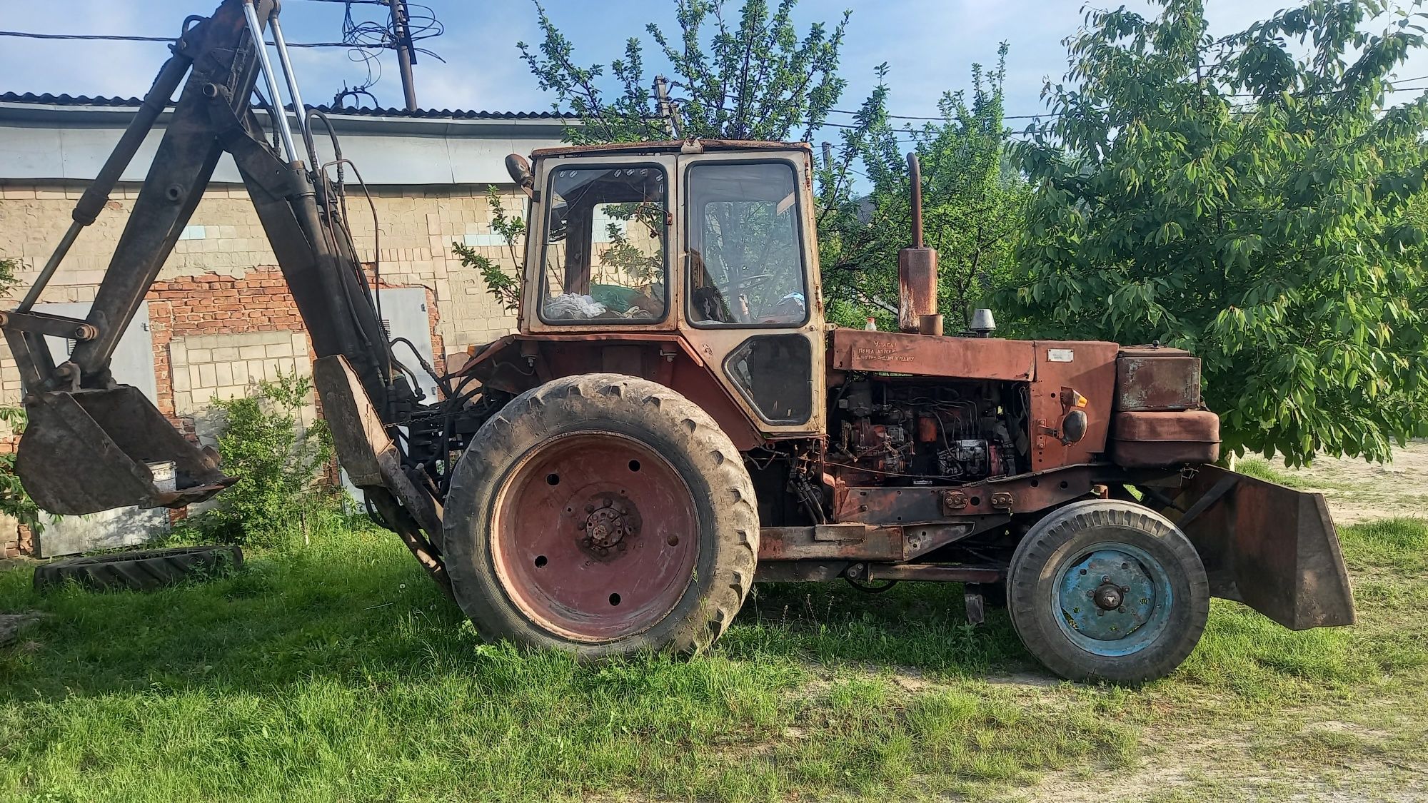 Трактор ескаватор