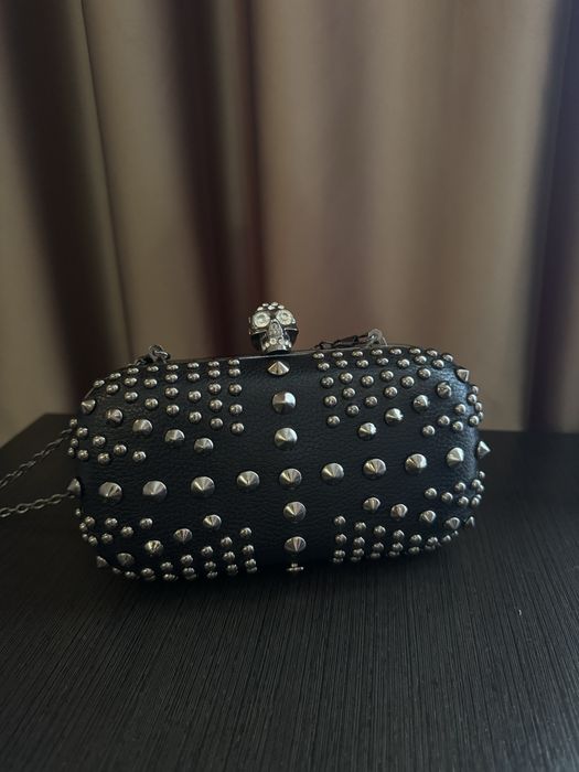 Маленькая сумка - клатч з шипами та черепом