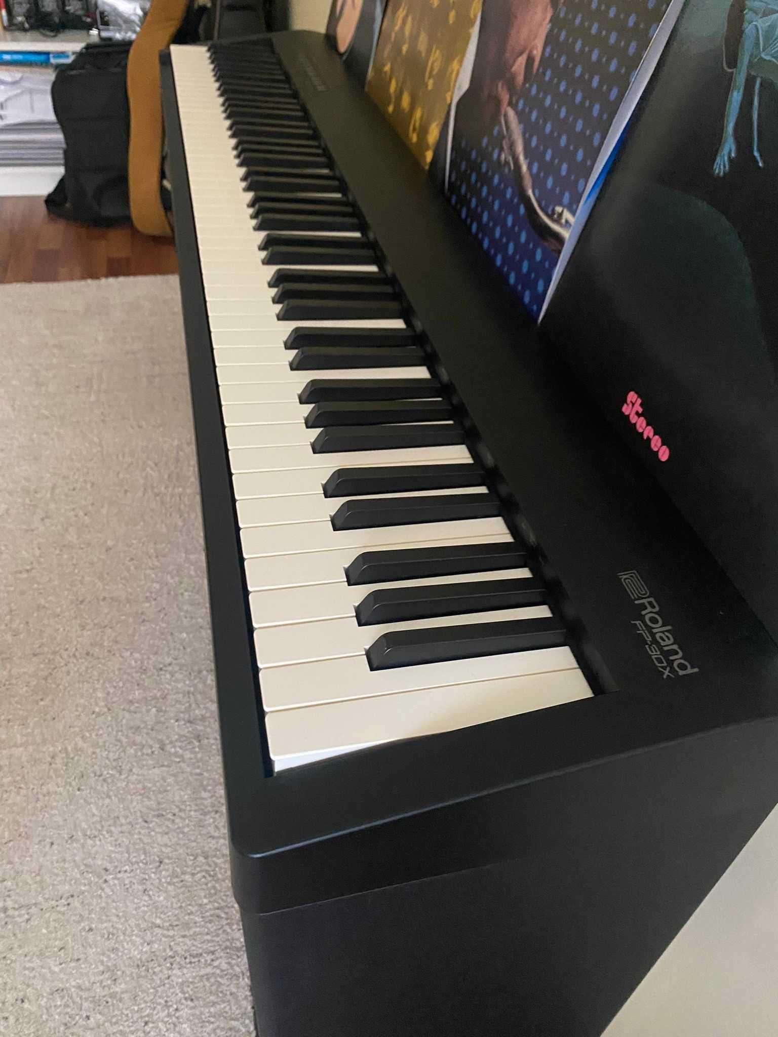 Piano digital Roland FP-30x com móvel.
