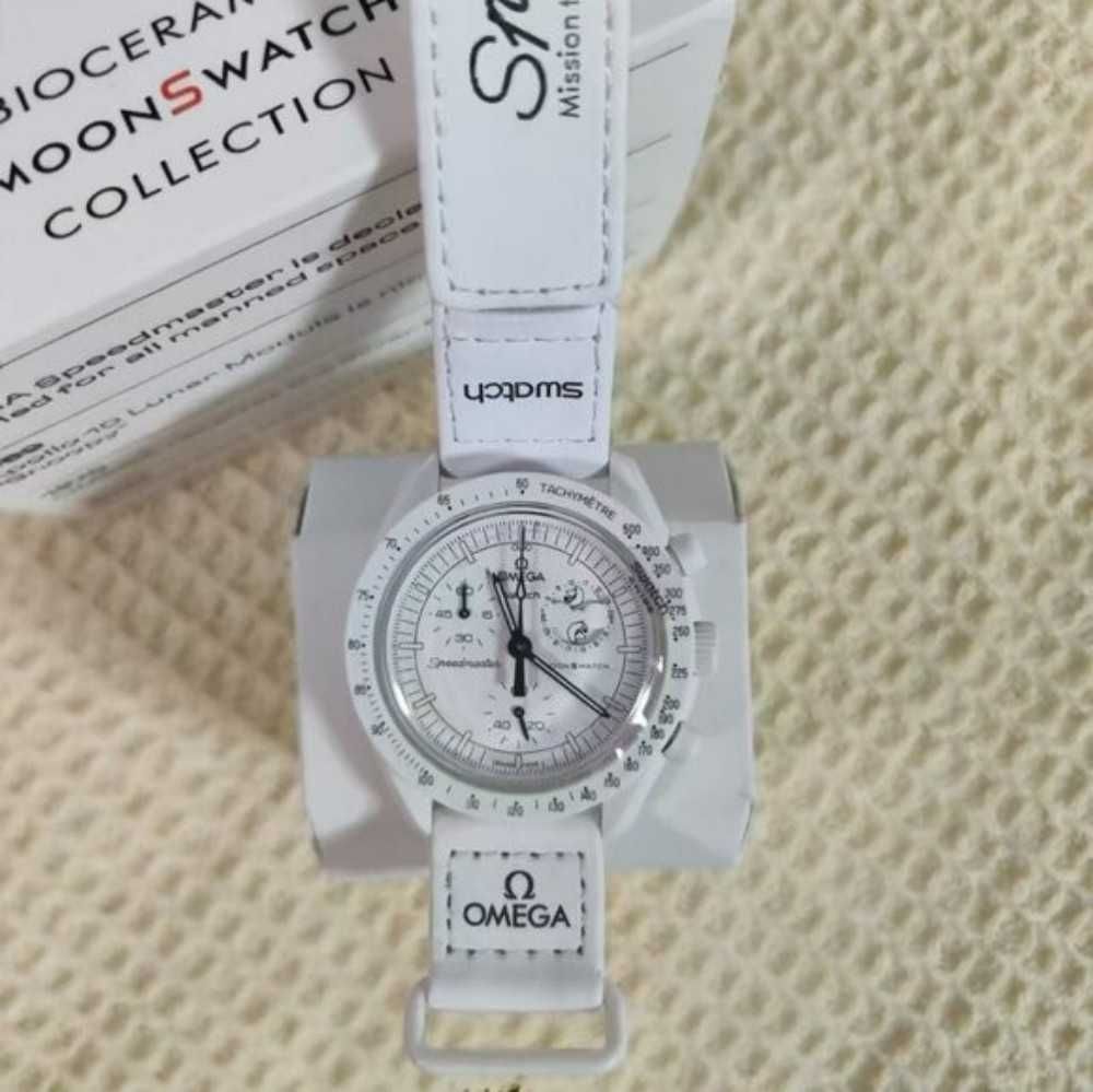 Omega x Swatch Snoopy SO33W700 - Ekskluzywny Box Limitowany