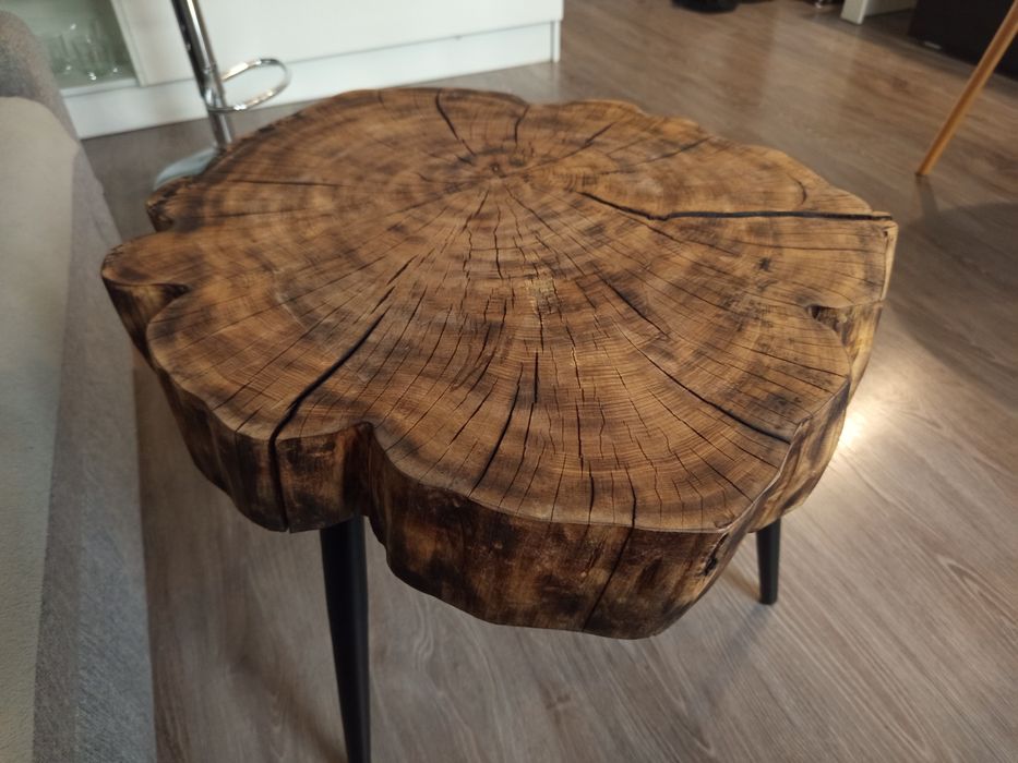 Stolik z plastra drewna. Wiąz opalany .62x55cm.