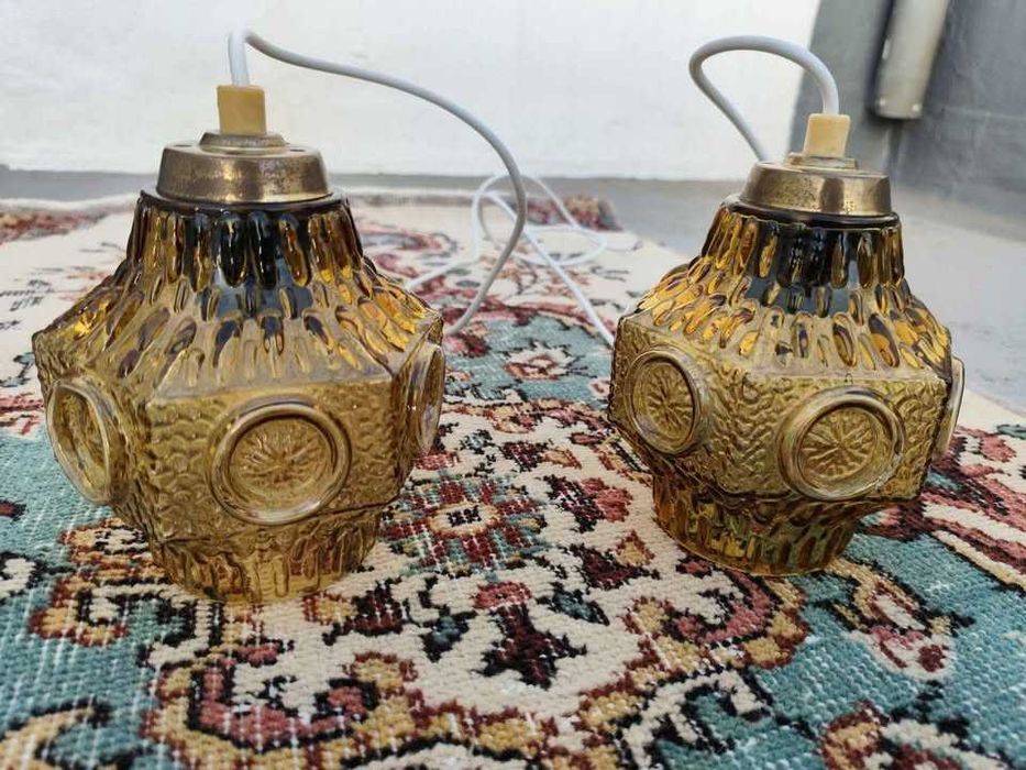 Par de candeeiros de vidro suspensos em verde âmbar. Vintage