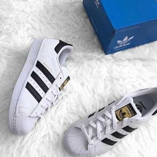 Ténis modelo SuperStar brancos
