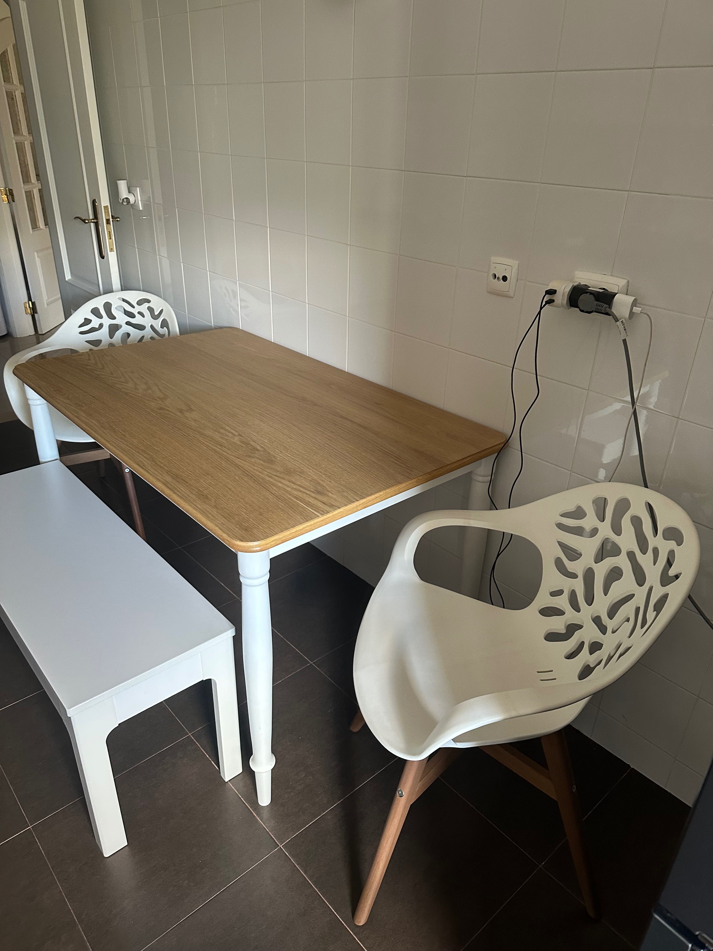 Mesa de cozinha com 2 cadeiras decorativas e um banco longo