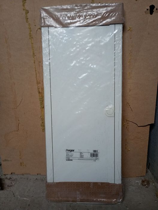 Две дверци от  распределительных щит Hager Volta VU36UA. 
Щит предназн