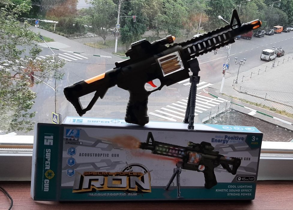 Светящийся и звуковой игрушечный автомат