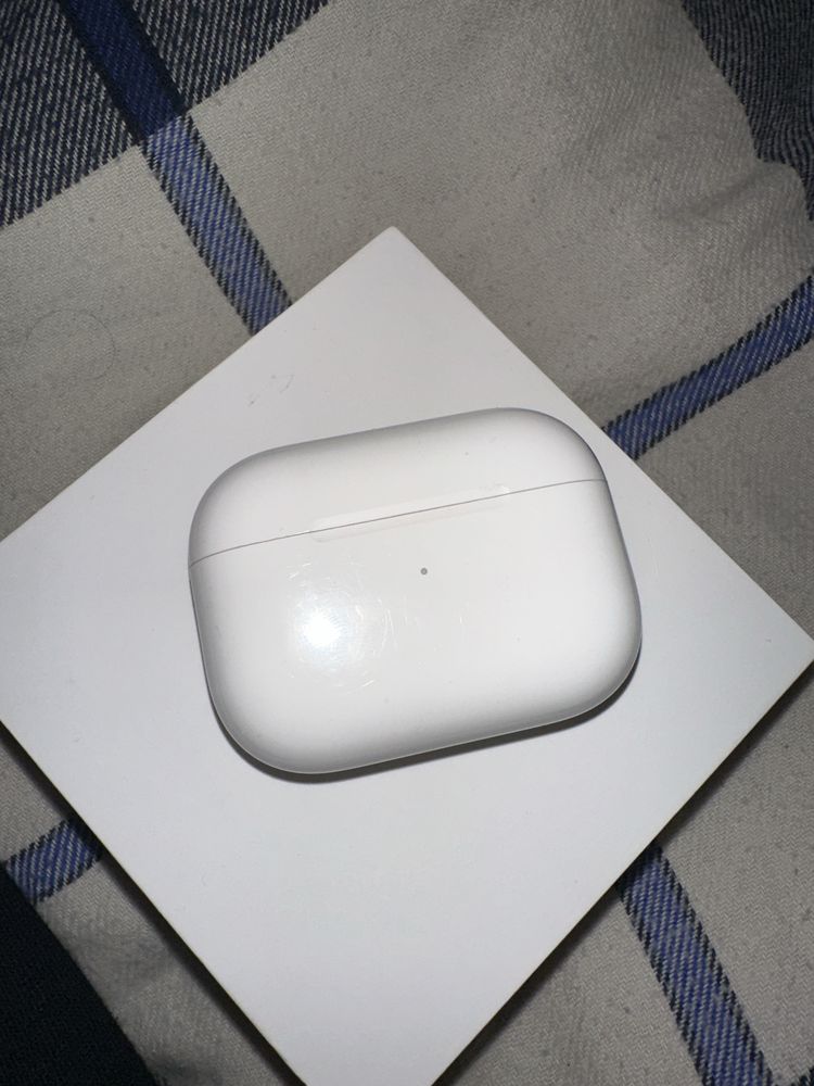 Airpods pro 1. Кейс, и левый наушник.