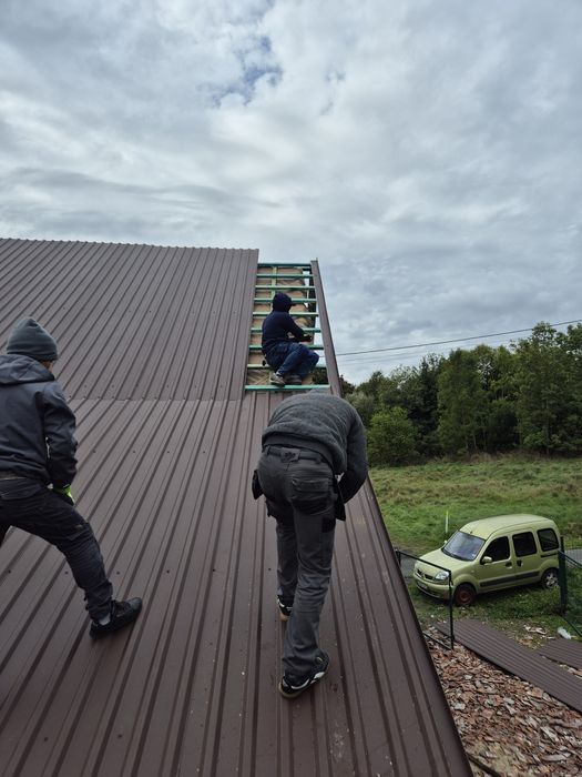 Oferujemy Uslugi
Ofeoferrujemy Usługi Dekarsko-Blacharskie.
-Remonty D