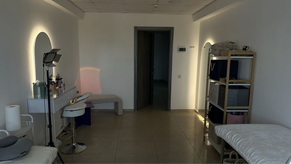 Оренда місця | візажного стола / дзеркала і кушетки у центрі