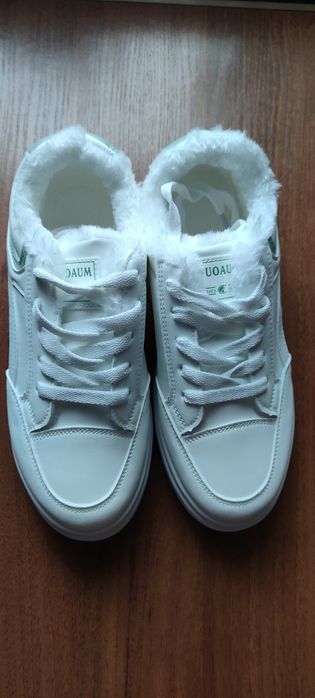 Продам жіночі зимові кросівки