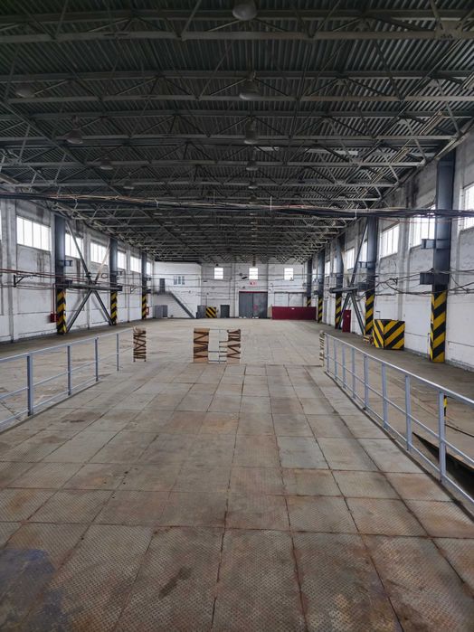 Логістична база 2700 м² з рампами і місцем під 20 фур