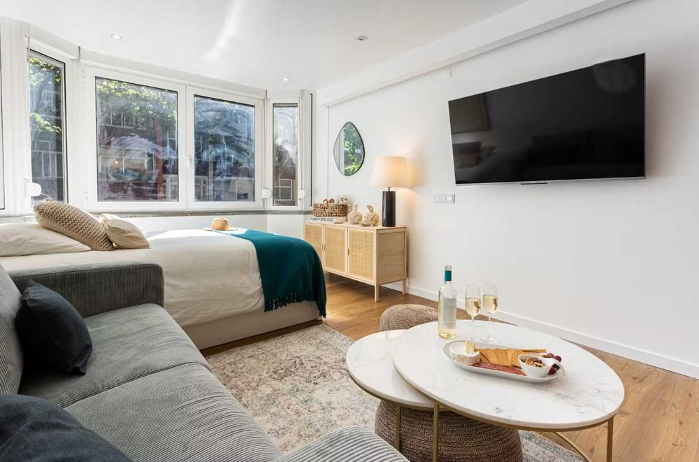 Estúdio Moderno Mobilado em Cascais